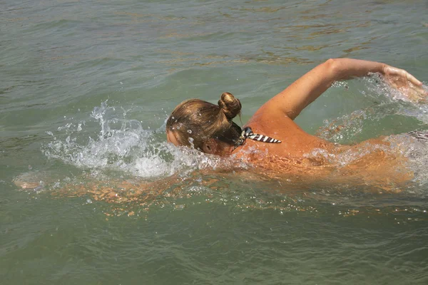 Kvinna på stranden. — Stockfoto