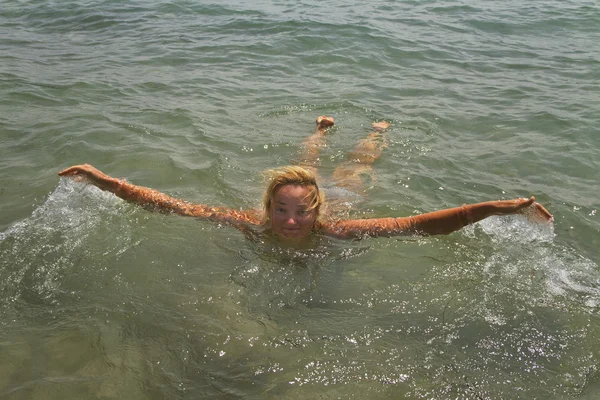 Kvinna på stranden. — Stockfoto