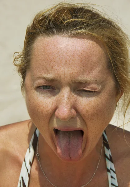 La mujer estaba comiendo limón agrio . — Foto de Stock