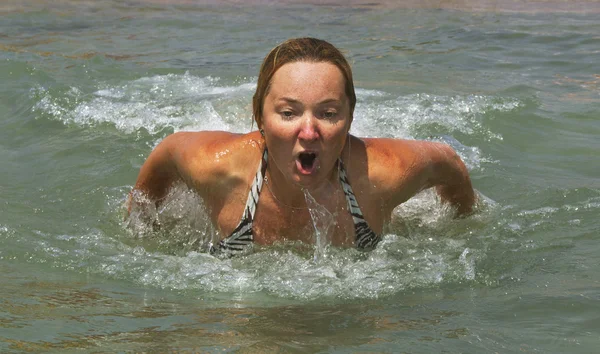 Mulher na praia. — Fotografia de Stock