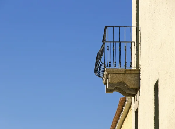 Hus med balkong. — Stockfoto