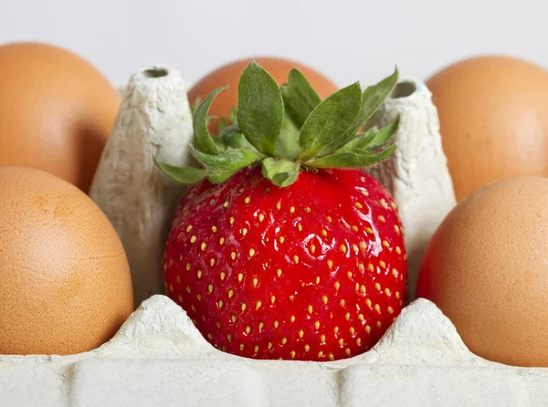 Ägg och jordgubbar. — Stockfoto
