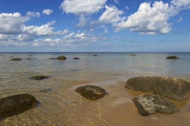 taş kıyı şeridi.
