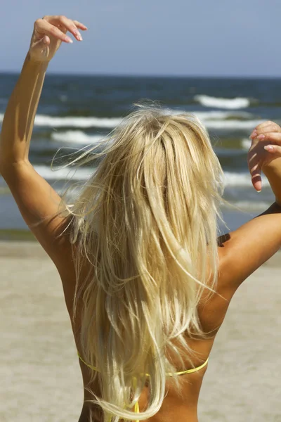 Chica en la playa. — Foto de Stock