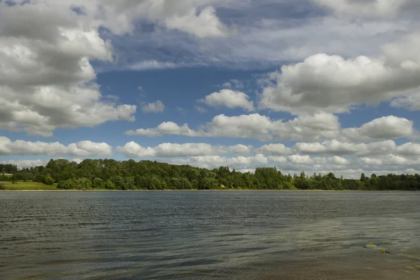 Vue sur la rivière. — Photo