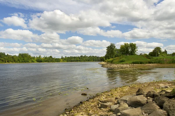 Vue sur la rivière. — Photo