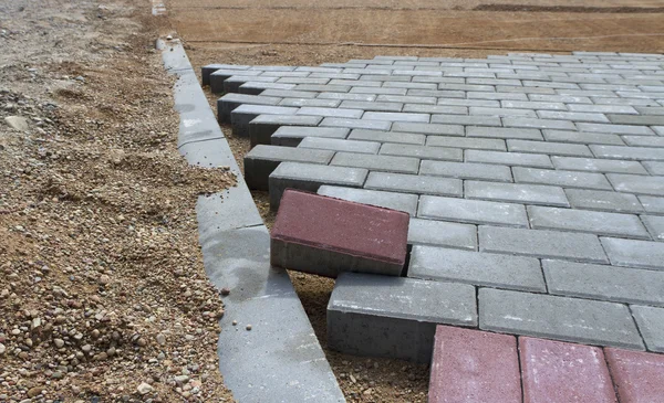 Ladrillo naranja adoquines en proceso de construcción — Foto de stock