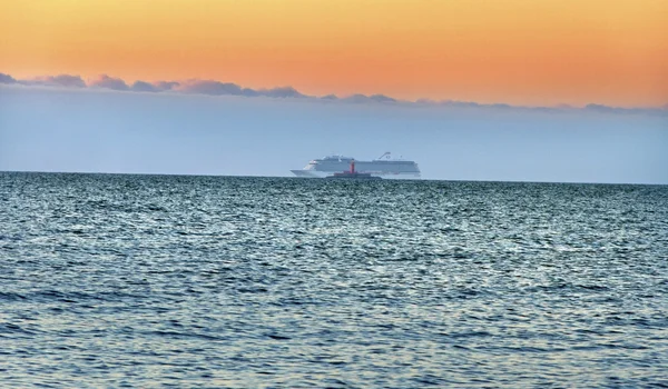 Stora fartyg i havet. — Stockfoto