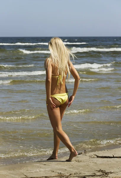 Frau am Strand. — Stockfoto