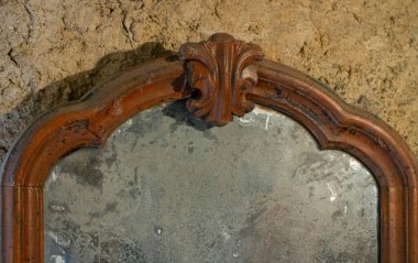 Çerçevedeki eski aynanın parçası.