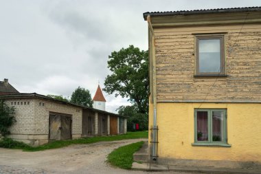 Küçük bir kasabada bir sokağa bak.