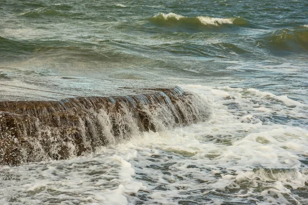 Dalgalı Baltık Denizi manzarası.