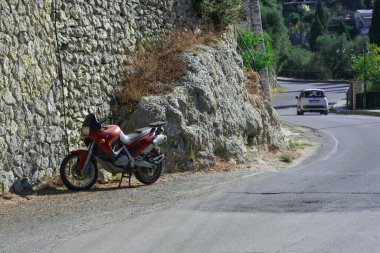 GREECE, KORFU - 24 Eylül: Corfu (veya Kerkyra) Yunan adasıdır. İyon Denizi 'nde. 24 Eylül 2021 'de Paleokastrica' da dar bir yol manzarası, Paleokastrica, Korfu, Yunanistan