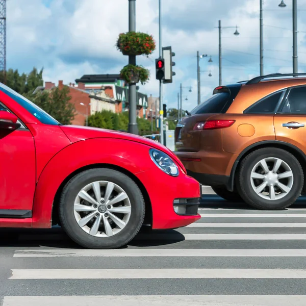 Twee Gekleurde Auto Weg Stad — Stockfoto