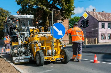 Erkekler yolda çalışır..