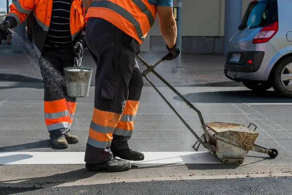 Los Hombres Trabajan Carretera Pintando Cruces Peatonales Blancos — Foto de Stock