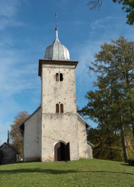 Vecspils 'deki eski kilisenin manzarası.