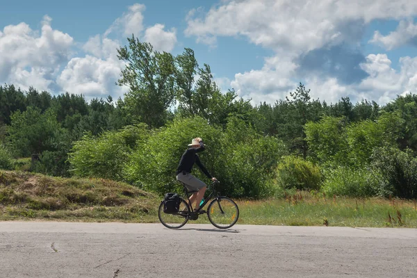 Jeden Cyklista Klobouku Silnici — Stock fotografie