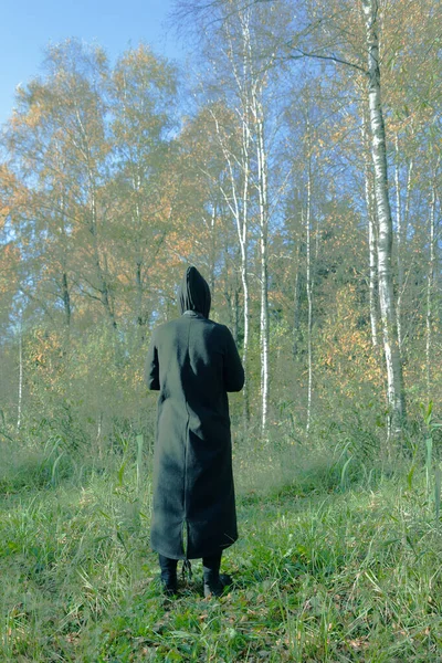 Vue Mystérieuse Une Femme Dans Forêt Manteau Noir — Photo