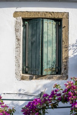 Panjurlu eski pencereyi göster.