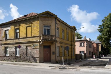 Eski şehrin caddesine bak.