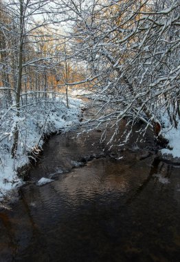 Kışın şelalesi olan küçük bir nehir..