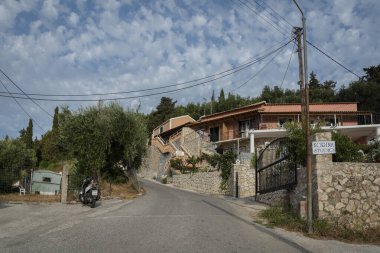 GREECE, KORFU - 19 Eylül: Corfu Yunan adasıdır. İyon Denizi 'nde. 19 Eylül 2021 'de Paleokastrica, Korfu, Yunanistan' daki Paleokastrica tepesindeki dağ yol binalarının görüntüsü.