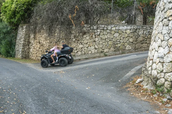 Δύο Άνθρωποι Κάνουν Ποδήλατο Από Ένα Βουνό Της Ελλάδας — Φωτογραφία Αρχείου