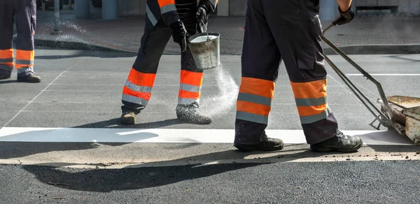 Los Hombres Trabajan Carretera Pintando Cruces Peatonales Blancos — Foto de Stock