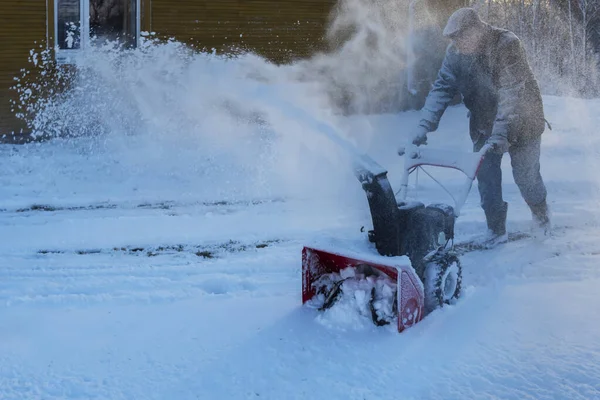 外の雪吹きによる男の空気作品 — ストック写真