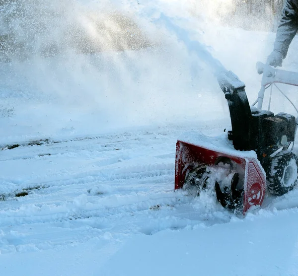 Man Werkt Door Sneeuwblazer Buiten — Stockfoto