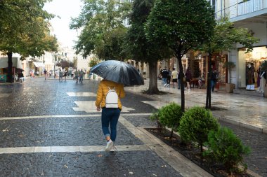 Korfu, İyon Denizi 'nde yer alan bir Yunan adasıdır ve Korfu küçük bir ortaçağ şehridir. Şehir manzarası 21 Eylül 2021 'de yağmurlu bir günde, Korfu, Yunanistan.