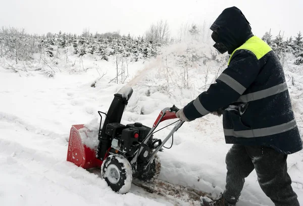 Mennesket Arbeider Med Snøfreser Utenfor – stockfoto