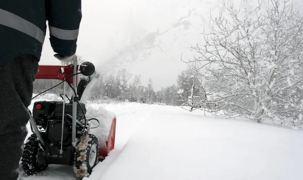 Man Werkt Door Sneeuwblazer Buiten — Stockfoto