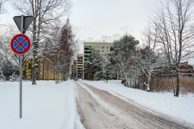 Çok katlı binalara giden geçilemez yolun manzarası.