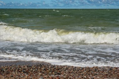 Güneşli bir günde Baltık Denizi manzarası.