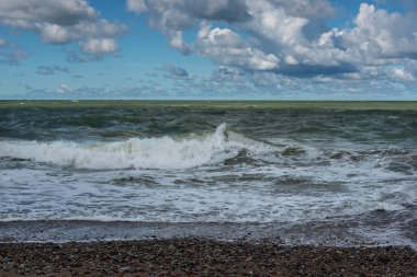 Denizin kıyısındaki su manzarası.