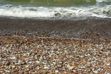 Denizin kıyısındaki su manzarası.