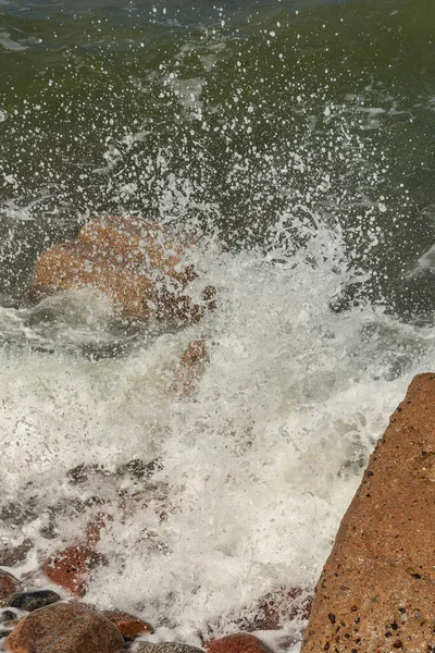 Vista Degli Spruzzi Acqua Riva Mare — Foto Stock