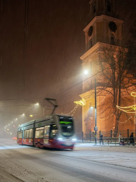 Blick Auf Eine Rote Straßenbahn Bewegung Auf Einer Verschneiten Straße — Stockfoto