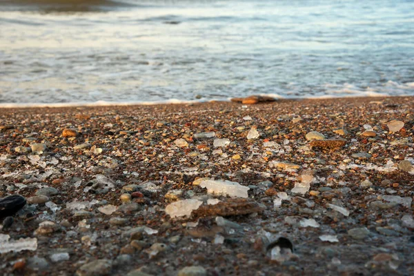 Pietre Colorate Con Ghiaccio Sulla Riva Del Mare — Foto Stock