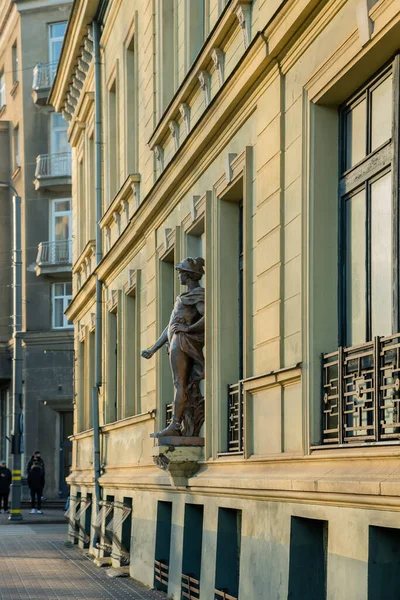 Vista Estátua Deus Mercurius Fachada Edifício Liepaja Letónia — Fotografia de Stock