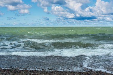 Dalgalı Baltık Denizi manzarası.