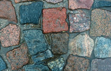 Yağmurdan sonra ıslak kaldırım taşı yolu.