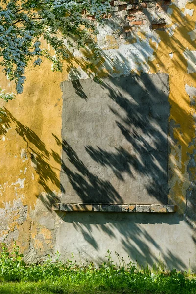 古い斑点のある壁に光と影の再生 — ストック写真