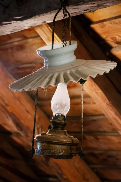 屋根裏部屋の古いオイルランプの眺め — ストック写真