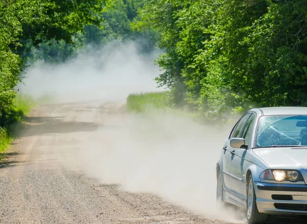 阳光明媚的夏天 一条满是灰尘 有车的乡间小路的景观 — 图库照片