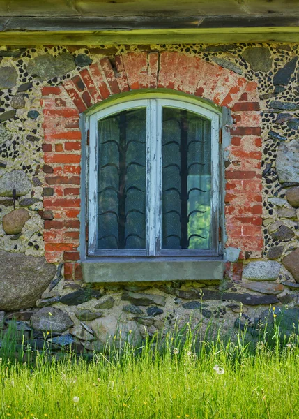 Вид Стену Каменного Дома Окном — стоковое фото