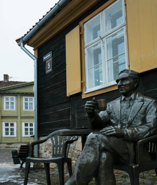 LATVIA, KULDIGA - 15 Aralık: Kuldiga Letonya 'nın en büyüleyici ve büyülü şehirlerinden biridir. 15 Aralık 2021 'de Aktör Değerlendirmeleri Valterson anıtıyla sokak manzarası, Kuldiga, Letonya.