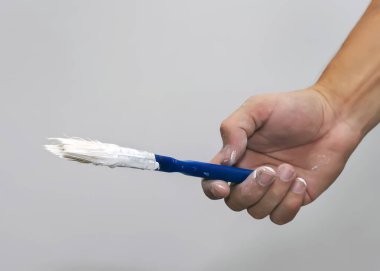 Müteahhit evdeki duvarı onarıyor..